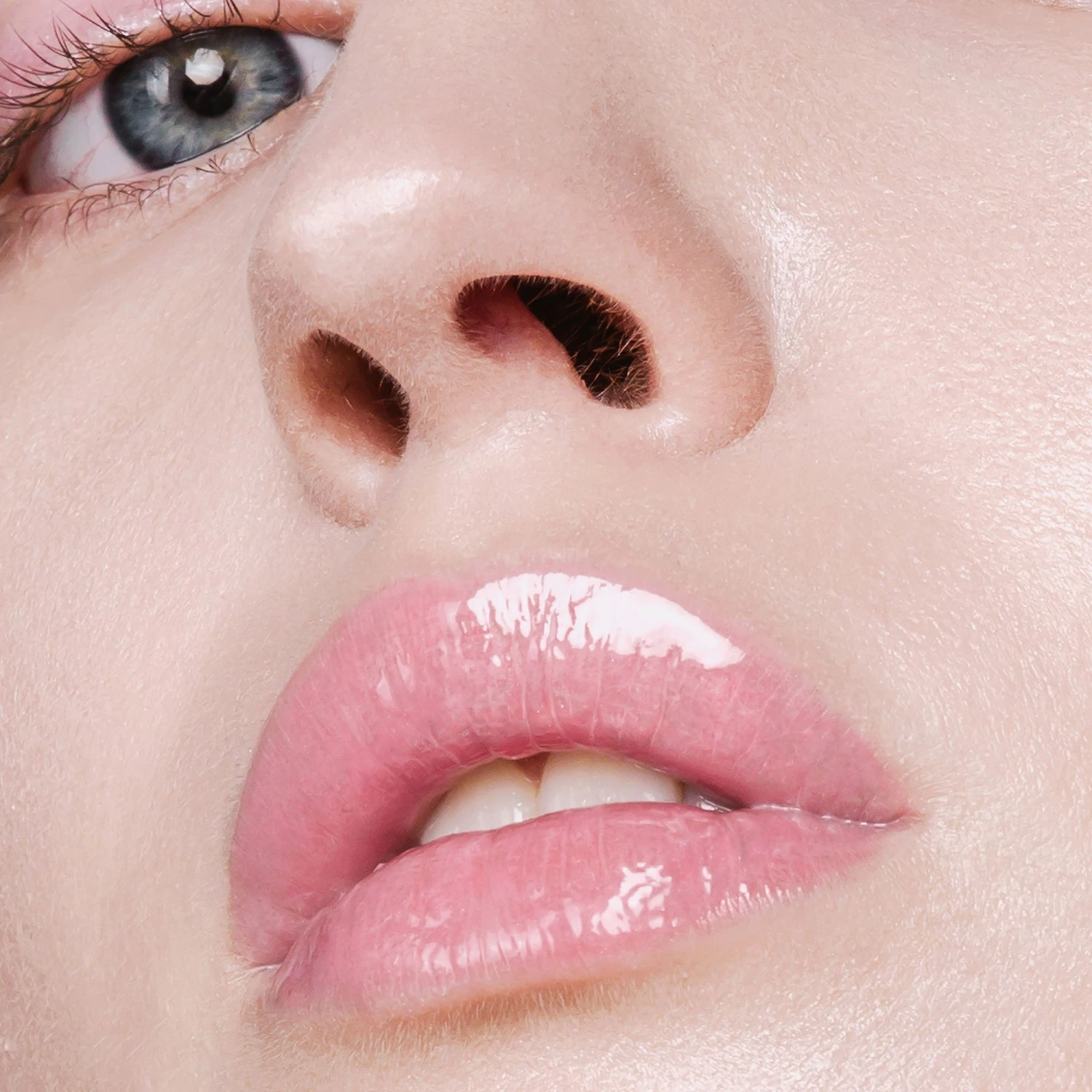 Madara GLOSSY VENOM Lip Gloss #72 VINYL HOOD 4ml 6 Madara GLOSSY VENOM Lip Gloss #72 VINYL HOOD 4ml - Image 4